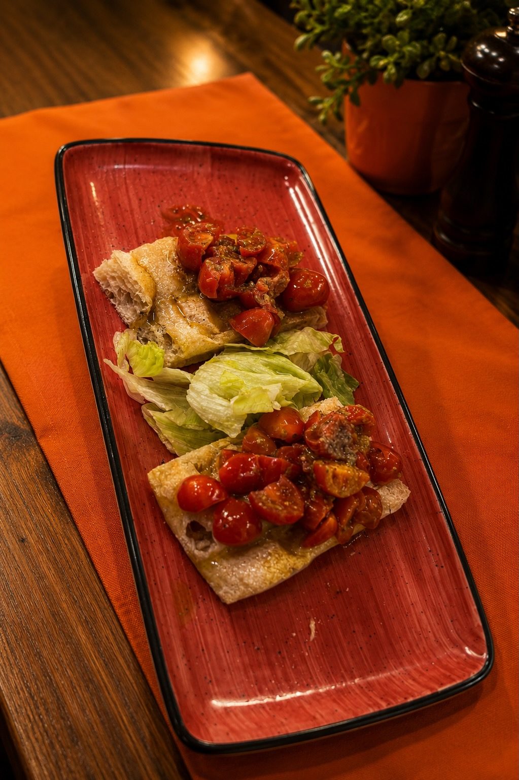 Bruschetta de pan crujiente con tomate fresco — Casa Magnolia