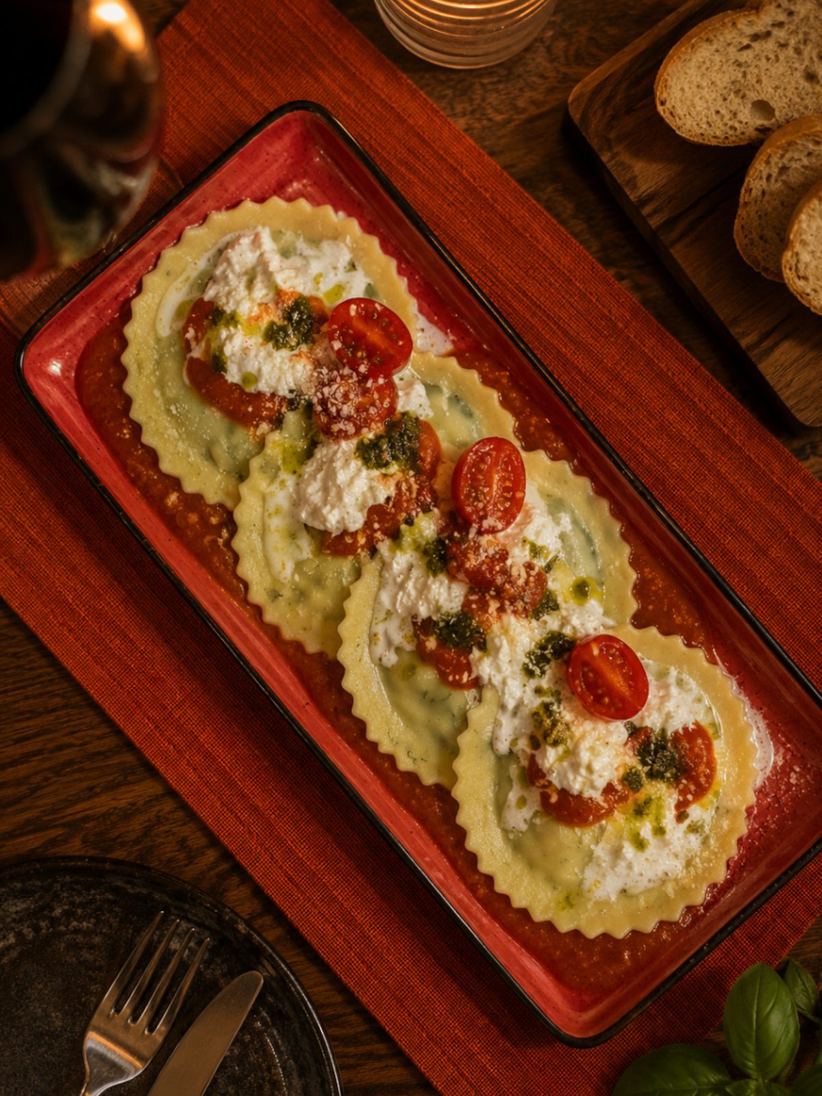 Ravioli con burrata, tomate y albahaca — Casa Magnolia